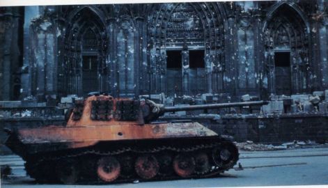 abgeschossener_panther_vor_dem_kolner_dom.jpg