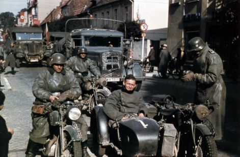 beiwagen-krad_mit_besatzung_in_ruhestellung.jpg