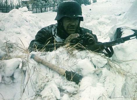 deutscher_soldat_in_russland_-_warten_auf_den_feind.jpg