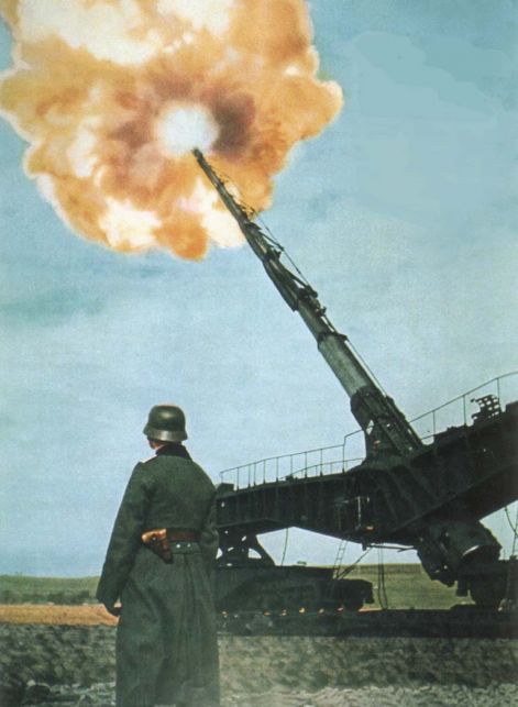 deutsches_28cm_eisenbahngeschutz_in_aktion.jpg