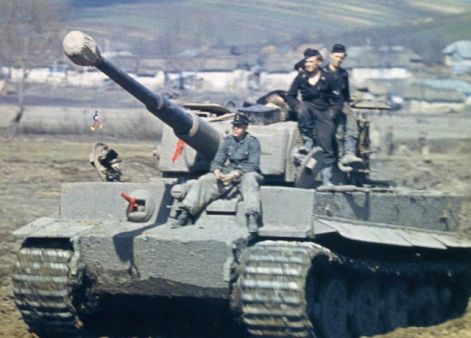 tiger-panzer_mit_aufgesesser_mannschaft.jpg