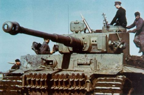 tiger-panzer_wird_aufmunitioniert.jpg